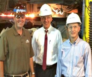 (Sur la photo de gauche à droite : le directeur général d'Union Foundry, Steve Johnson, le maire Vaughn Stewart et Don Hopper)