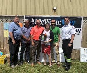 Sur la photo, de gauche à droite : Dan Ouellette (responsable ESS), Ken Matthews (responsable d’usine), Rick Benoit (directeur général), Eileen, Steve et Andrew