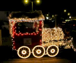 Le train Clow Valve participe au défilé annuel de Noël