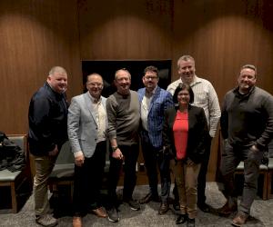 Sur la photo, de gauche à droite : Dan Ouellette, Rick Benoit, Lorne Rissling, Jason Collins, Greg Zabel, Mike Wiliams; (avant) Isabelle Bruneau