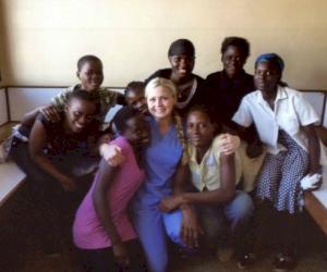 Pacific States aide Alisha Cleaver à faire un voyage humanitaire en Ouganda, en Afrique