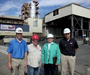 (Sur la photo de gauche à droite : Scott Jarvis, directeur de l'usine; Gary Wood, président syndical; Alvin Chan et Kent Brown, vice-président et directeur général)