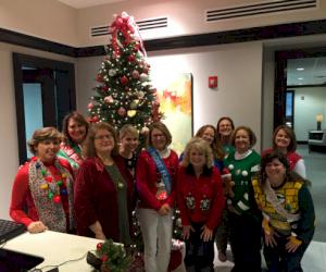 (Sur la photo, de gauche à droite : Elizabeth McCoin, Leslie Mawhorter, Lisa Chaves, Jennifer McDaniel, Teri Lavette, Karen Dorsett, Heather White, Mickie Coggin, Barb Wisniewski, Gretchen Easton et Denise Vaughn